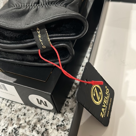 Brand new Zavelio women’s Medium black leather touchscreen gloves with sheepskin - Picture 4 of 6